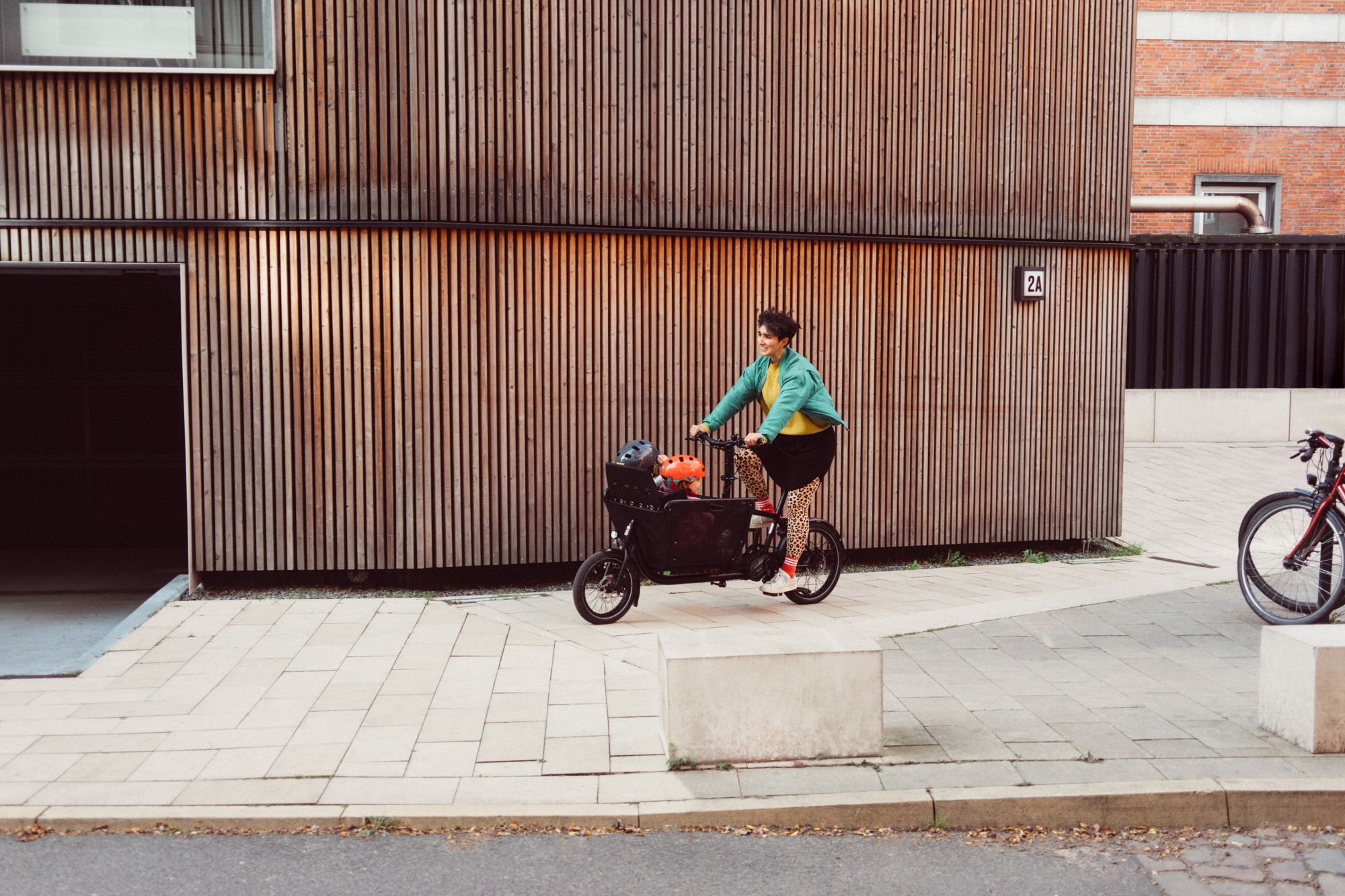 Woman on a muli motor in the city.